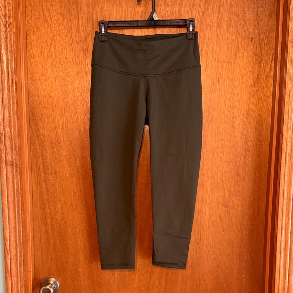 Victoria's Secret Sport Knockout Capri Olive Green Leggings sz S